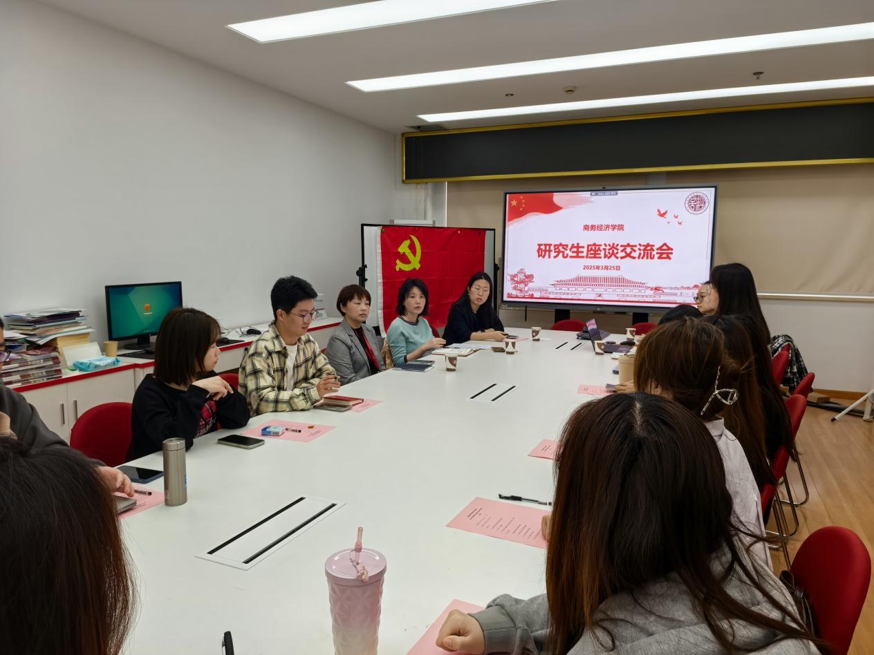 图为教师回应学生