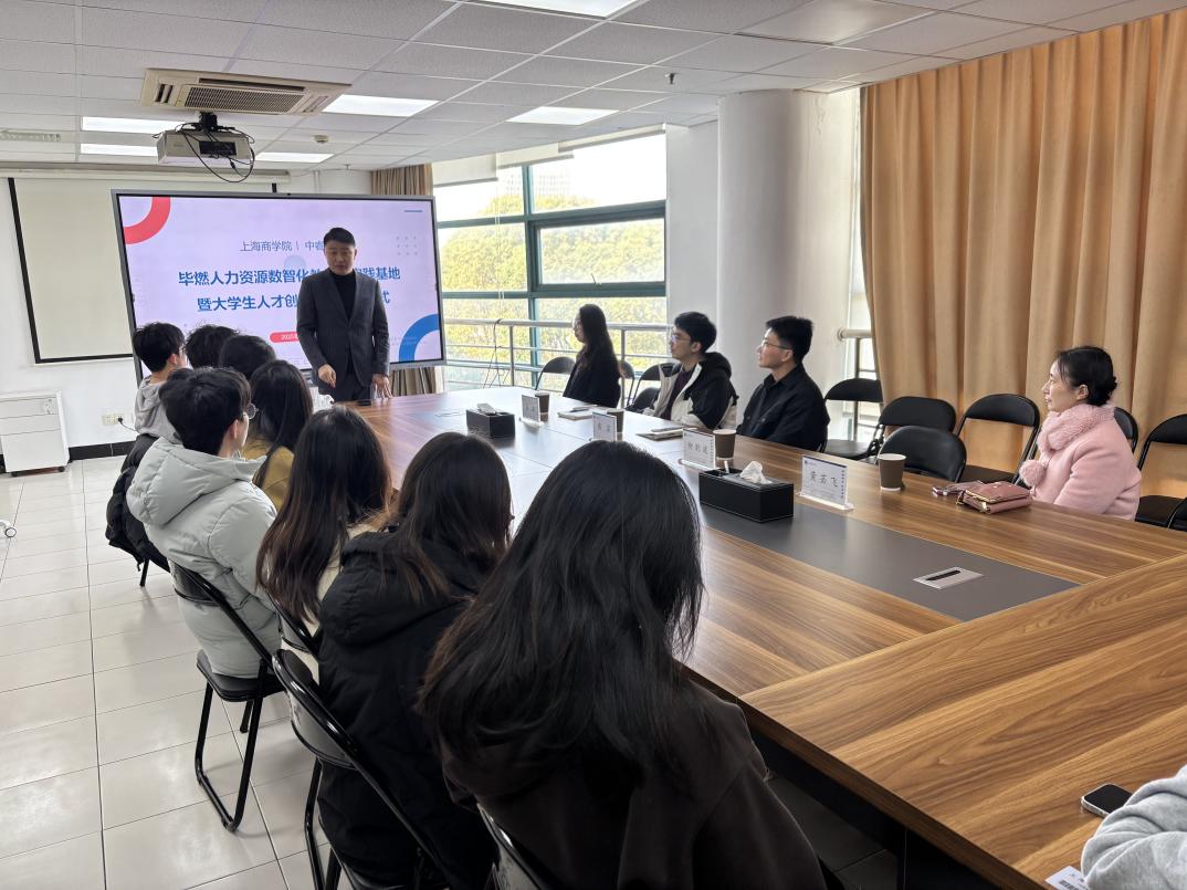 图为揭牌仪式现场