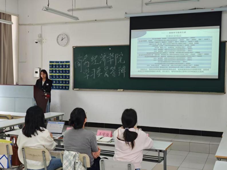 图为经济数学系系主任、辅导员教师观看经济统计学专业答辩