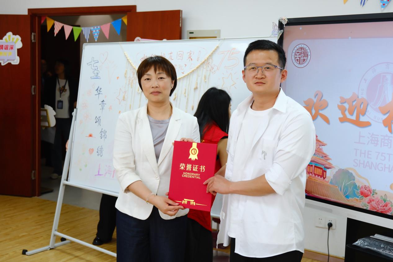 图为朱嫣嫣为捐赠校友颁发荣誉证书