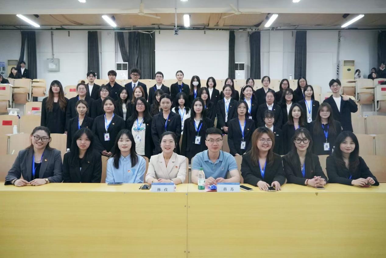 图4为第二十届团委学生干部合影