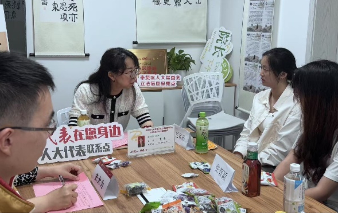 图2为曹静与学生代表亲切交谈