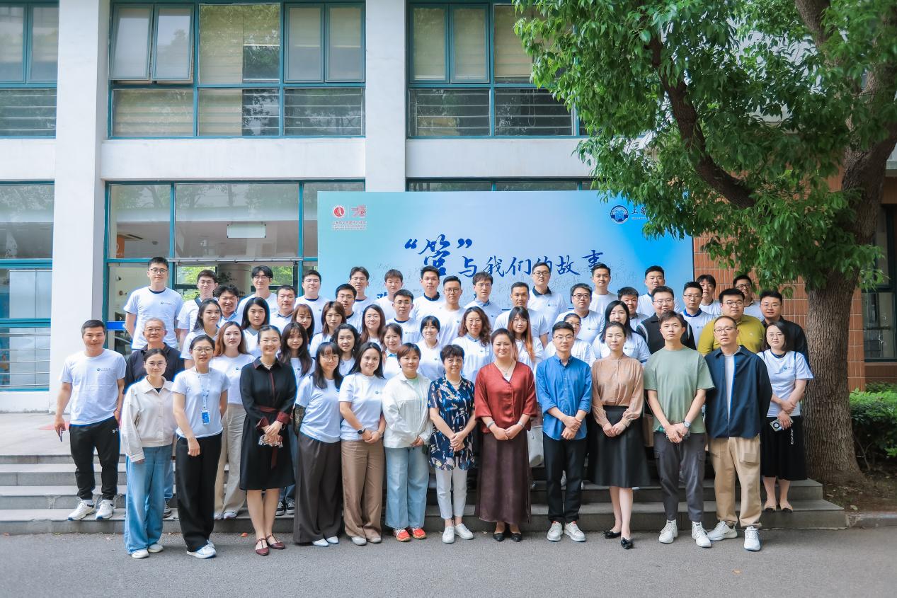 图5为返校活动合影