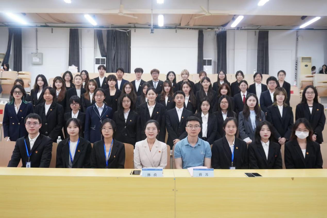 图5为第二十一届团委学生干部合影