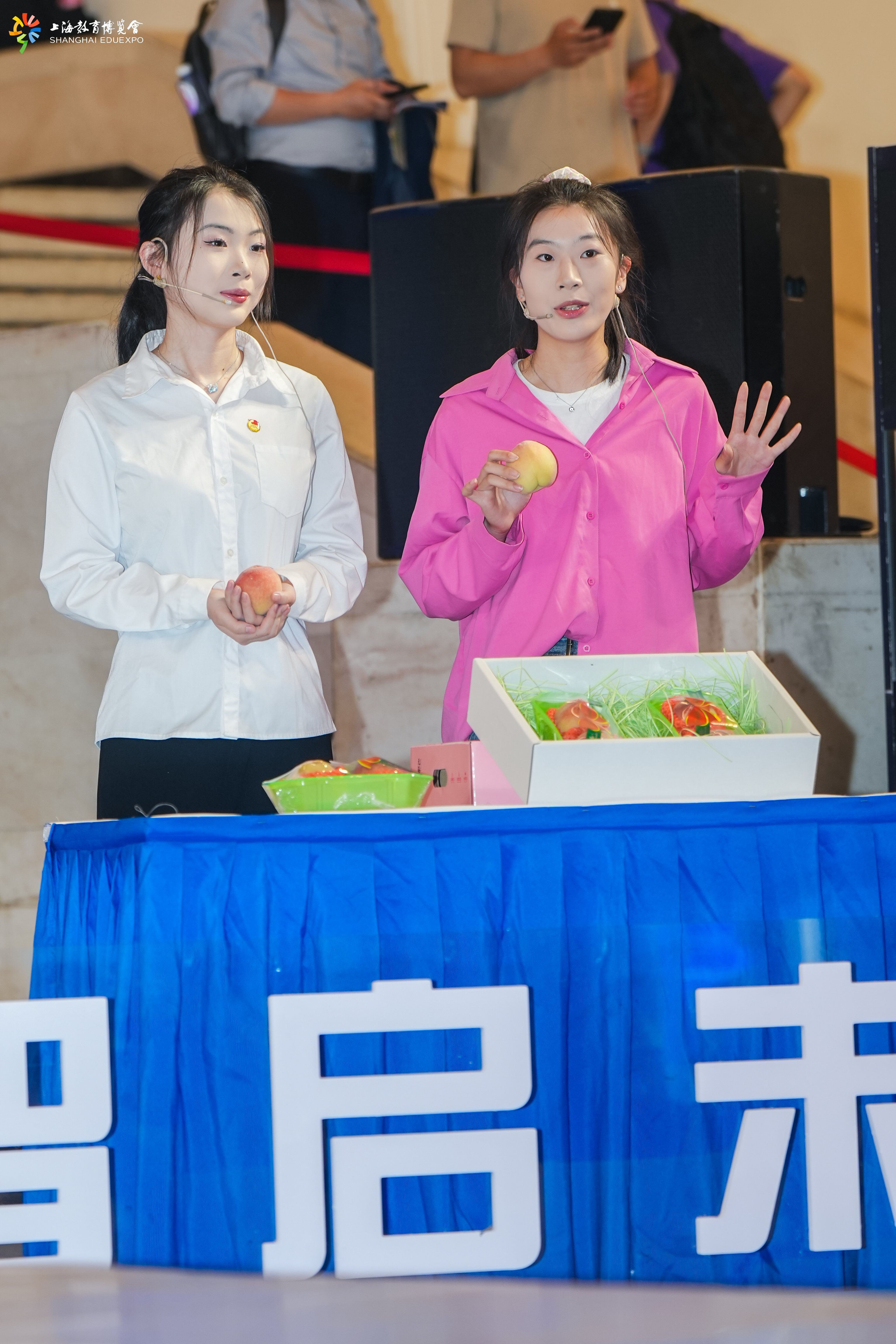 两位学生教博会现场直播带货