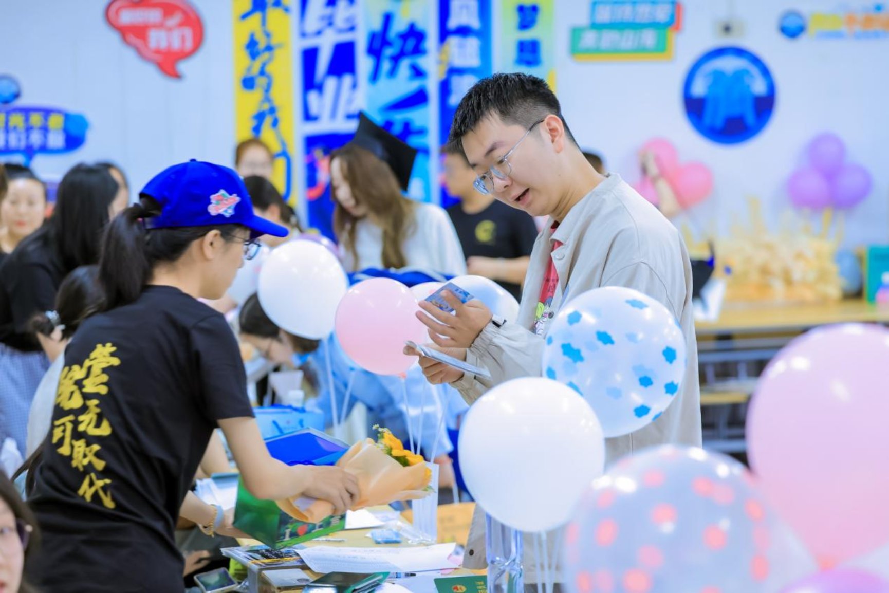 图4为发放毕业伴手礼