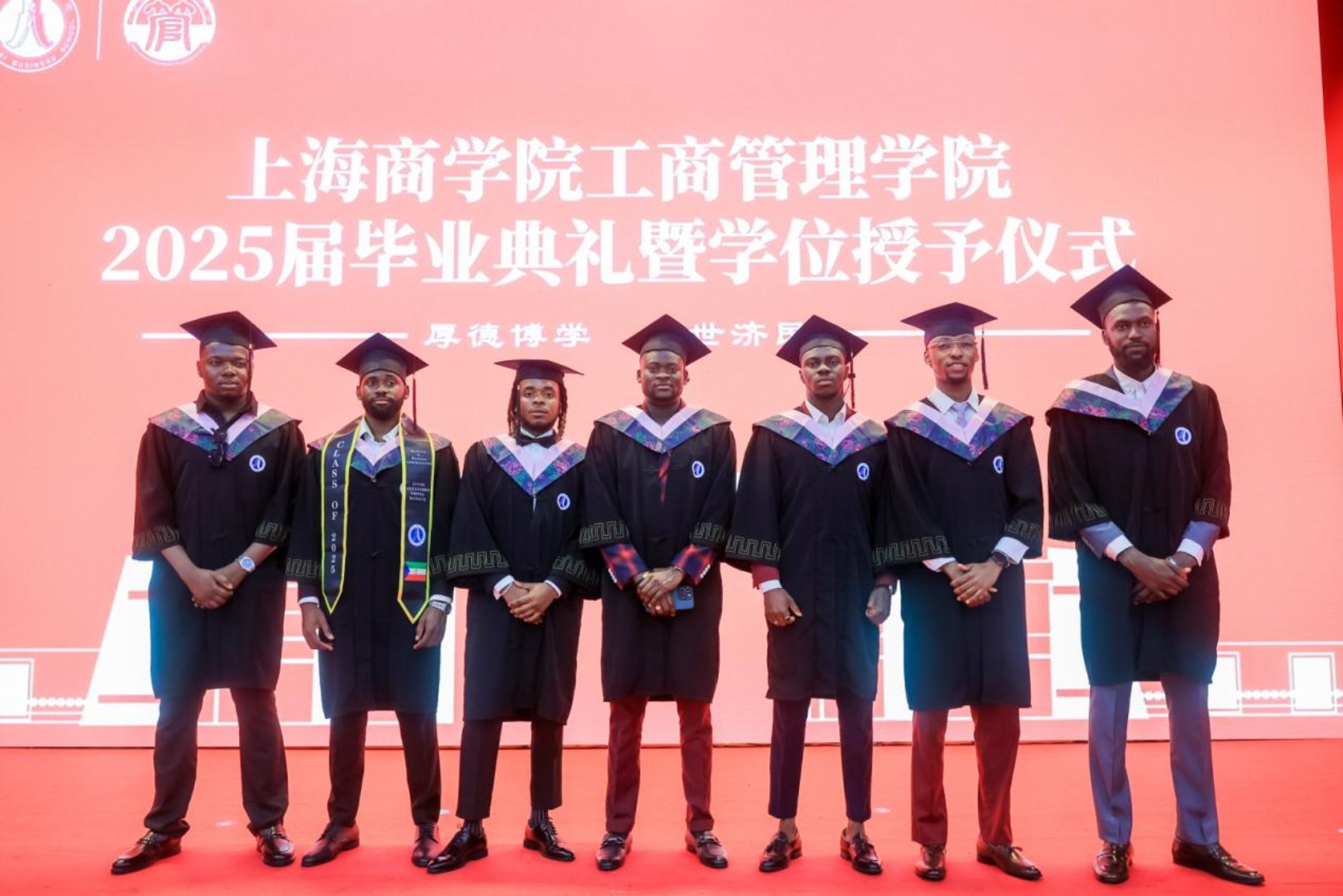 图13为留学生合影