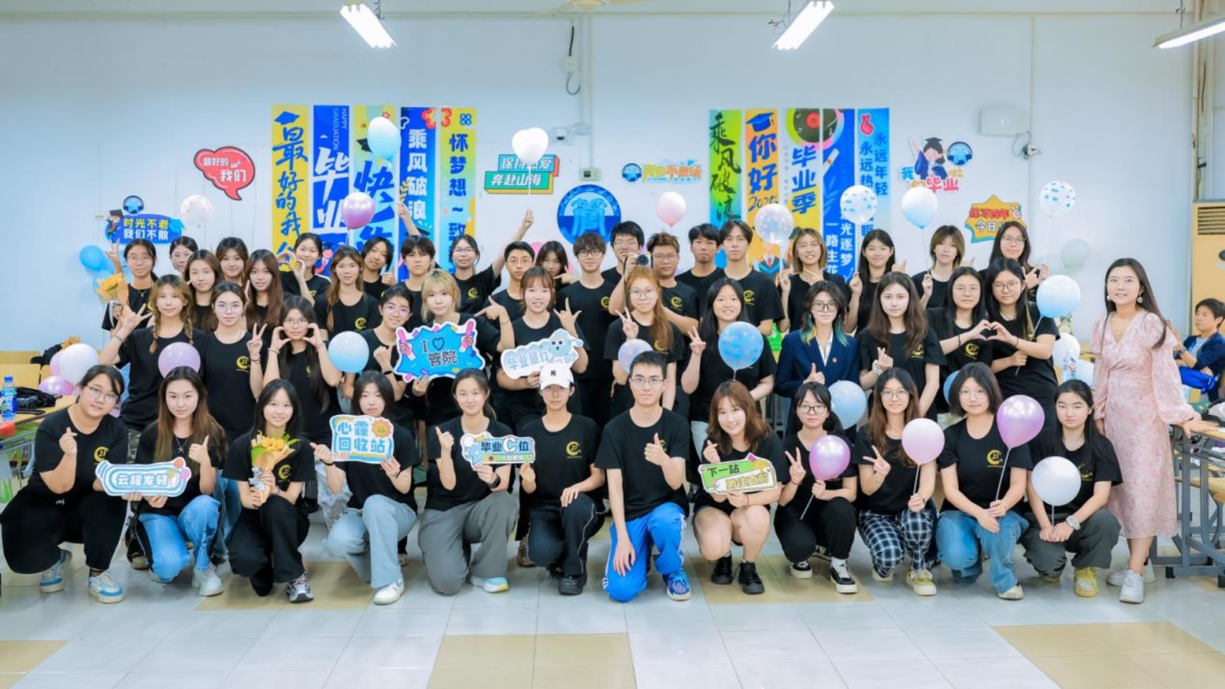 图14为志愿者合影