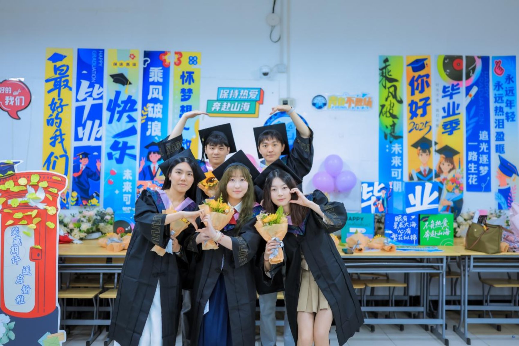 图3为毕业生合影