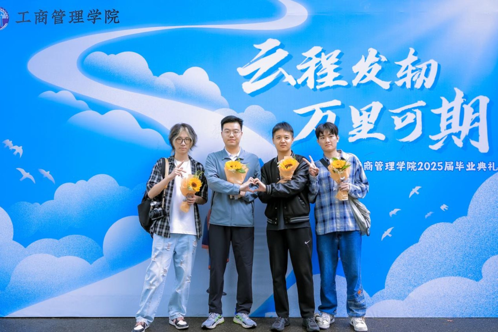 图5为毕业生合影