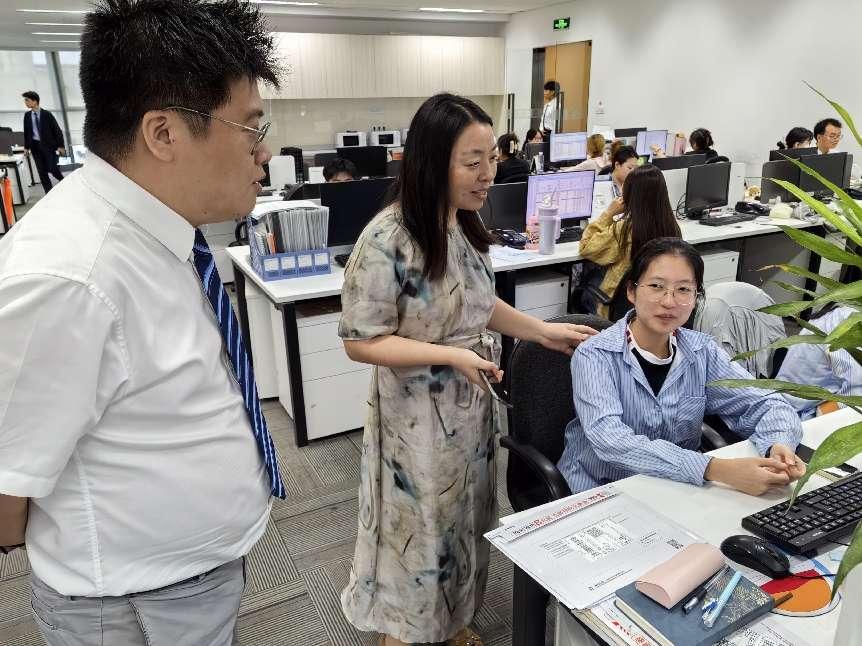 图为校企指导老师与实习学生交流