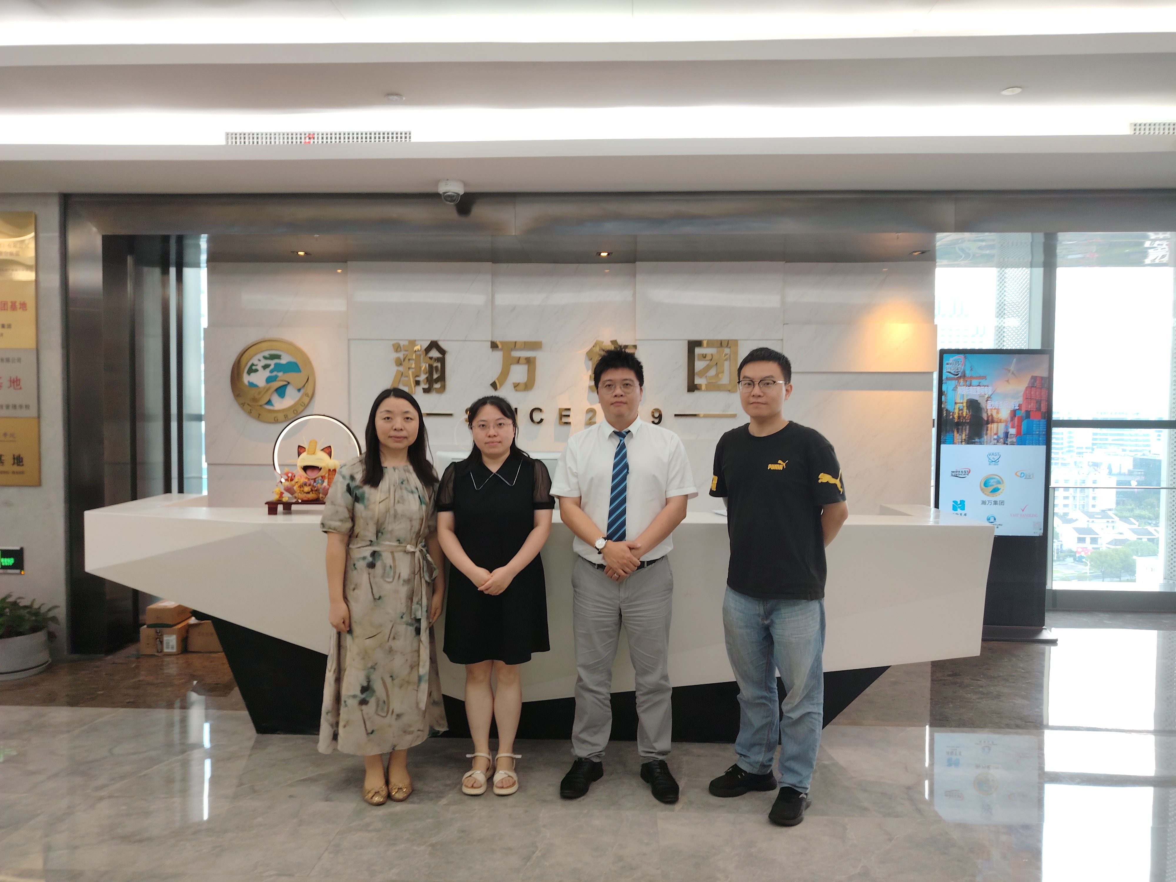 图为校企双方合影