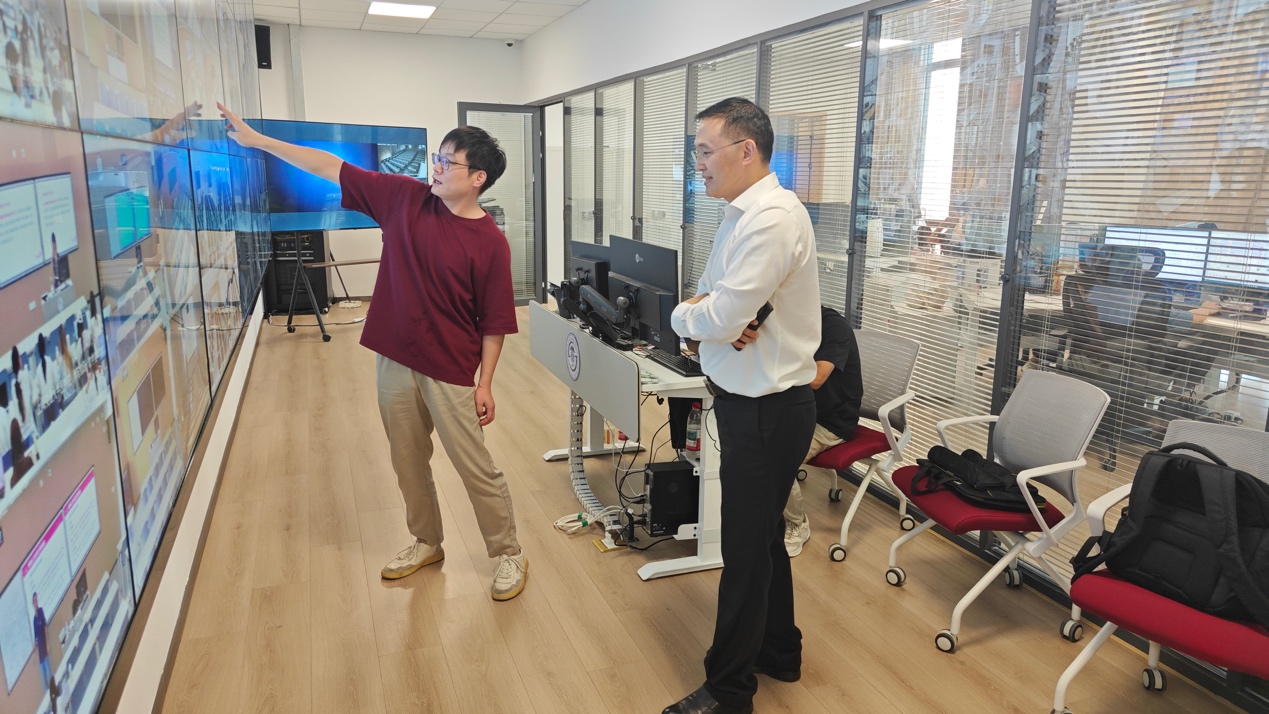 图为张绍华副校长参观上海交通大学医学院浦东校区