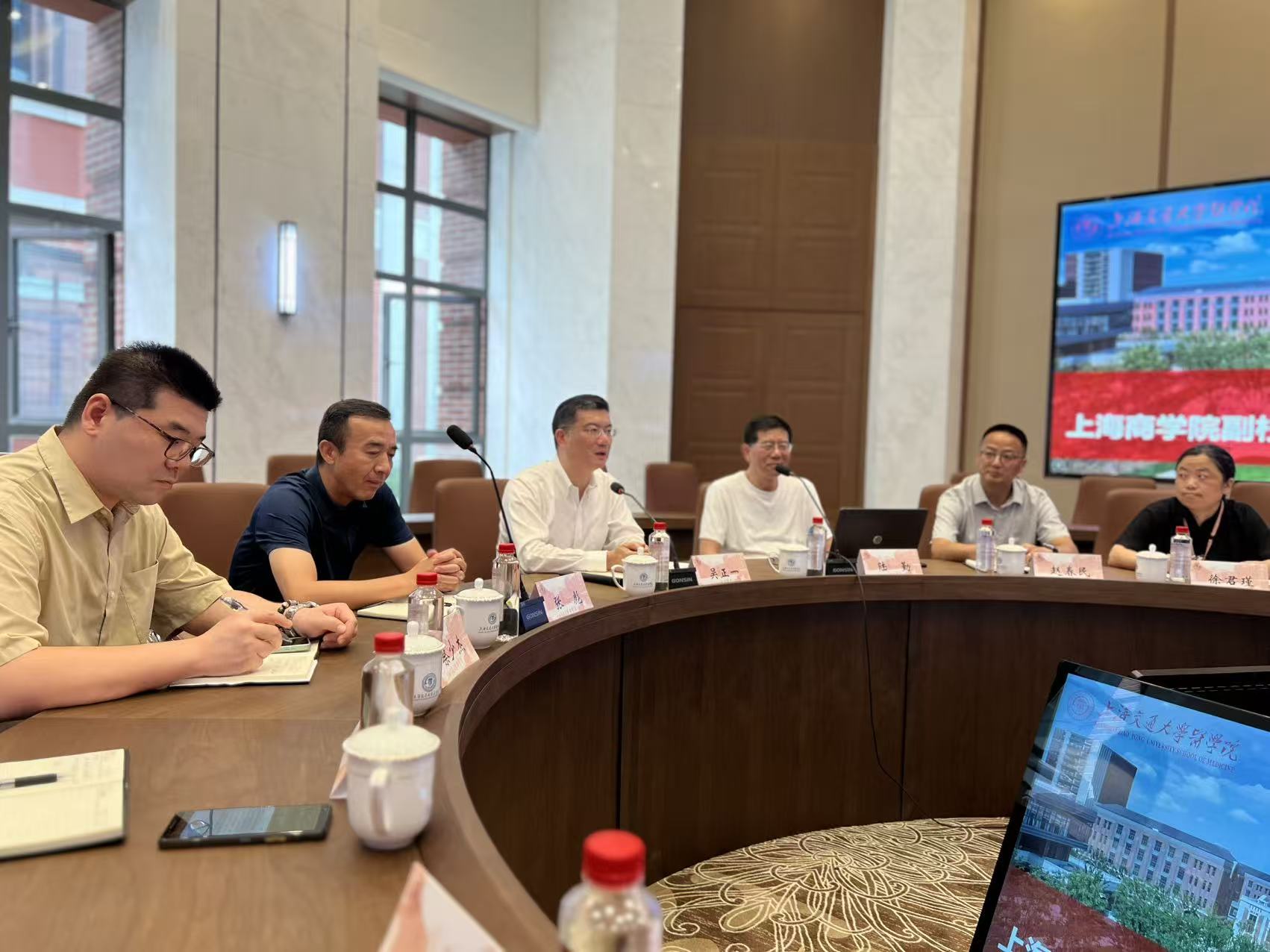 图为吴正一副书记介绍上海交通大学医学院在新校区建设方面的经验做法