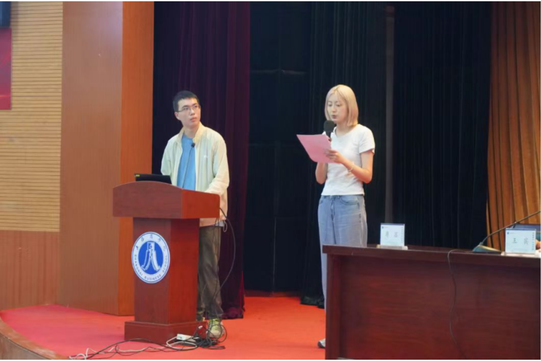 图1为俞乐鸿主持活动