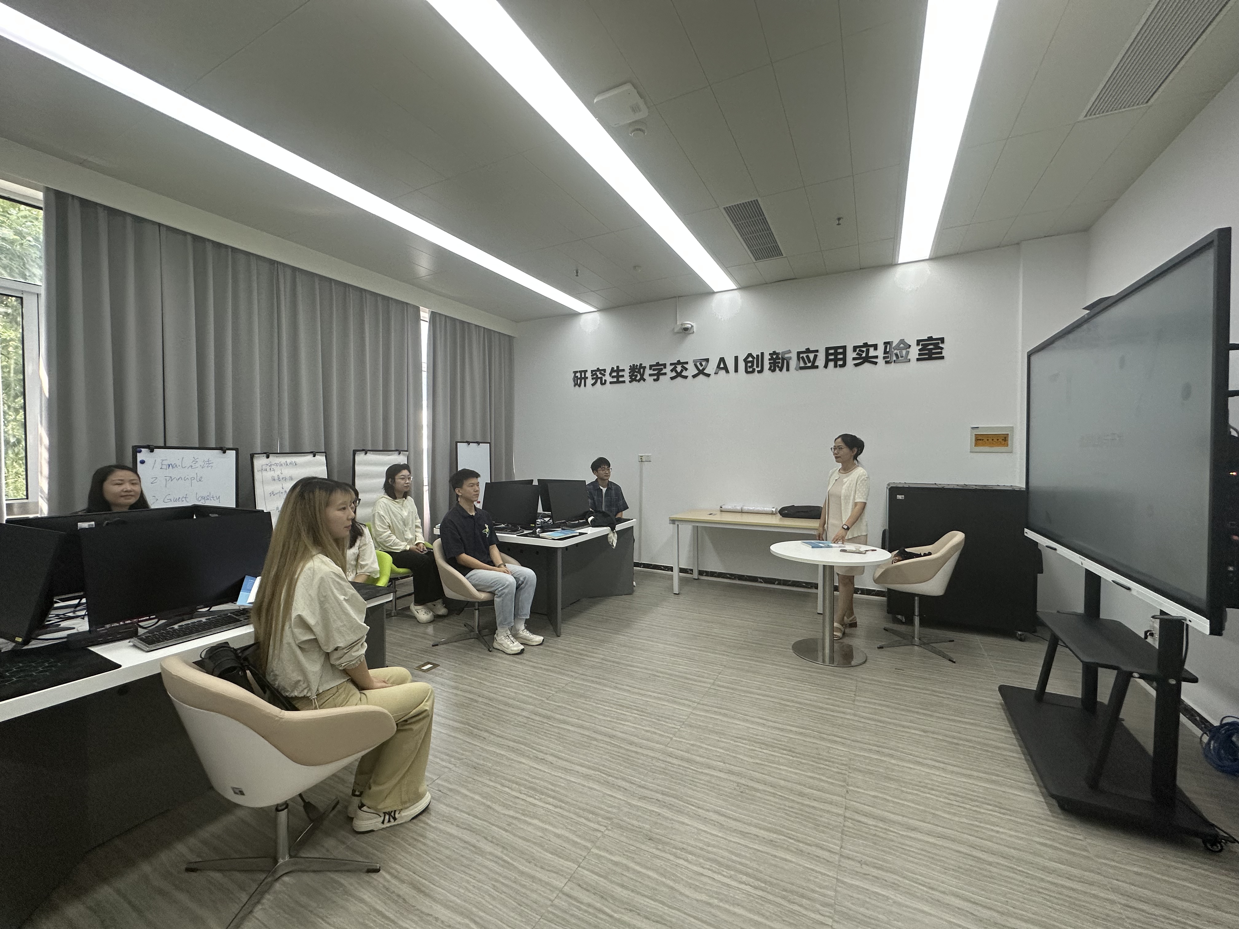 （图为授课教师在研究生AI创新实验室上课）.jpg