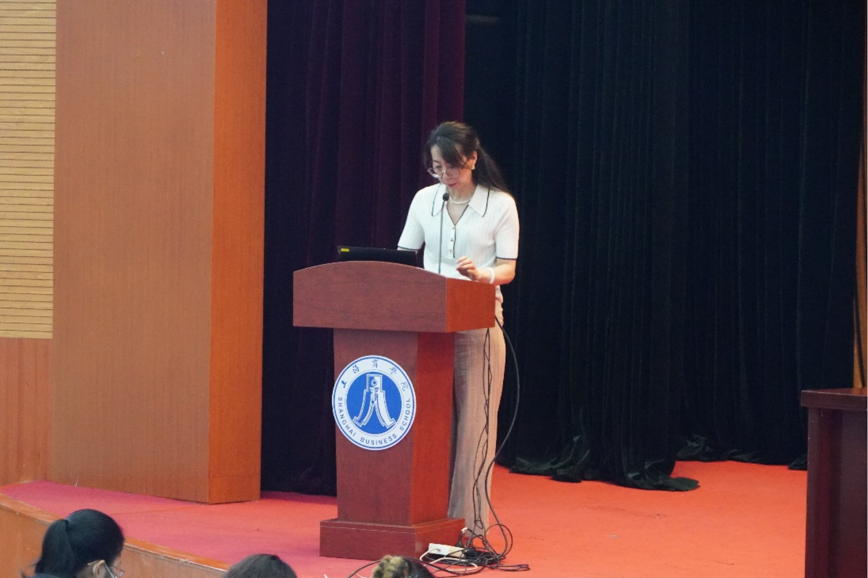 图2为曹静介绍学院情况