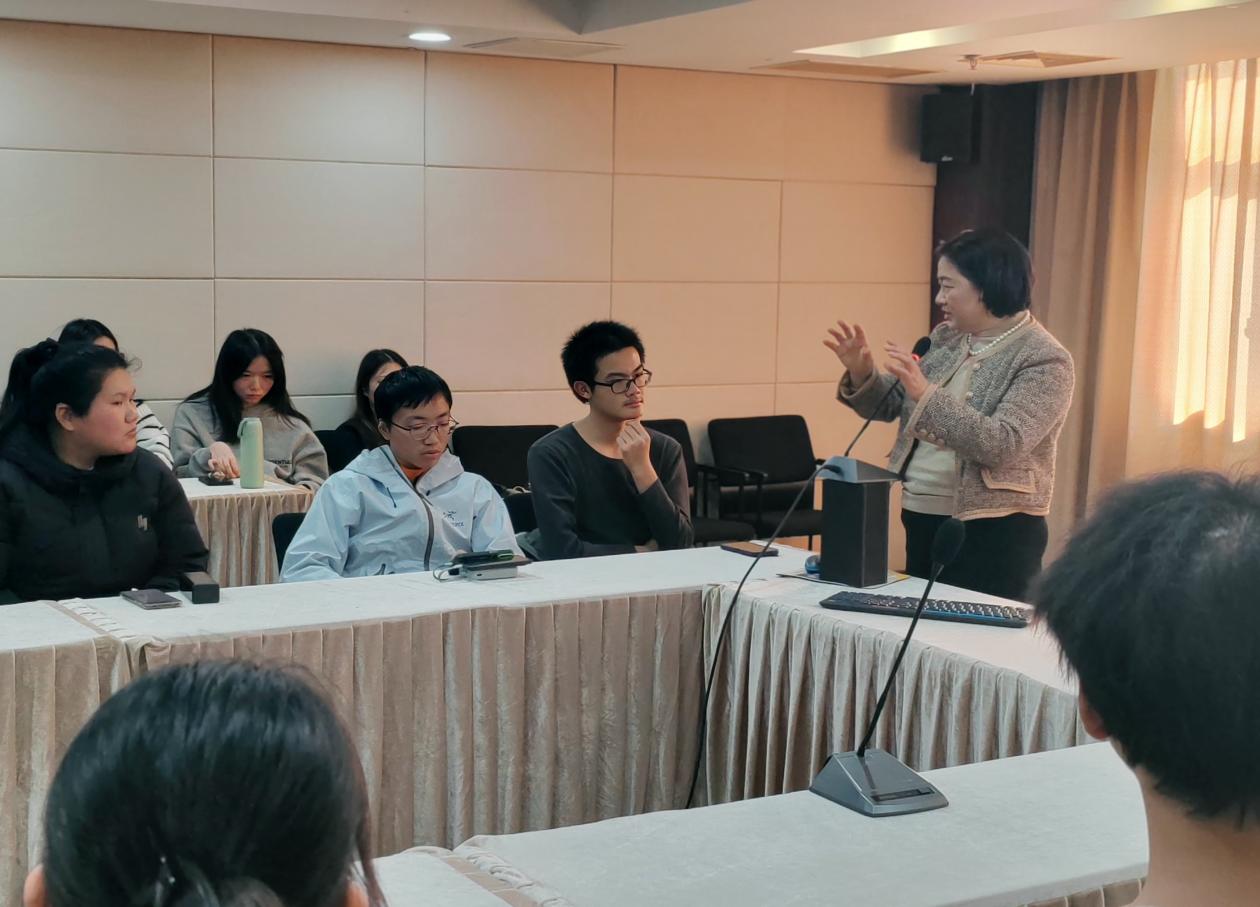 图为陈敏老师和师生代表亲切交流