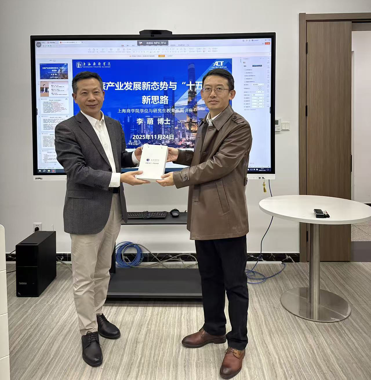 图为赠送学校宣传品