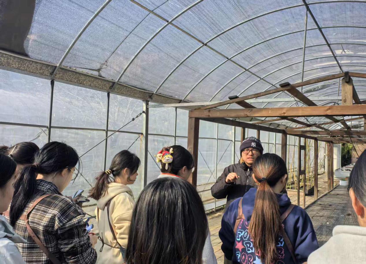 图为园林负责人进行安全教育