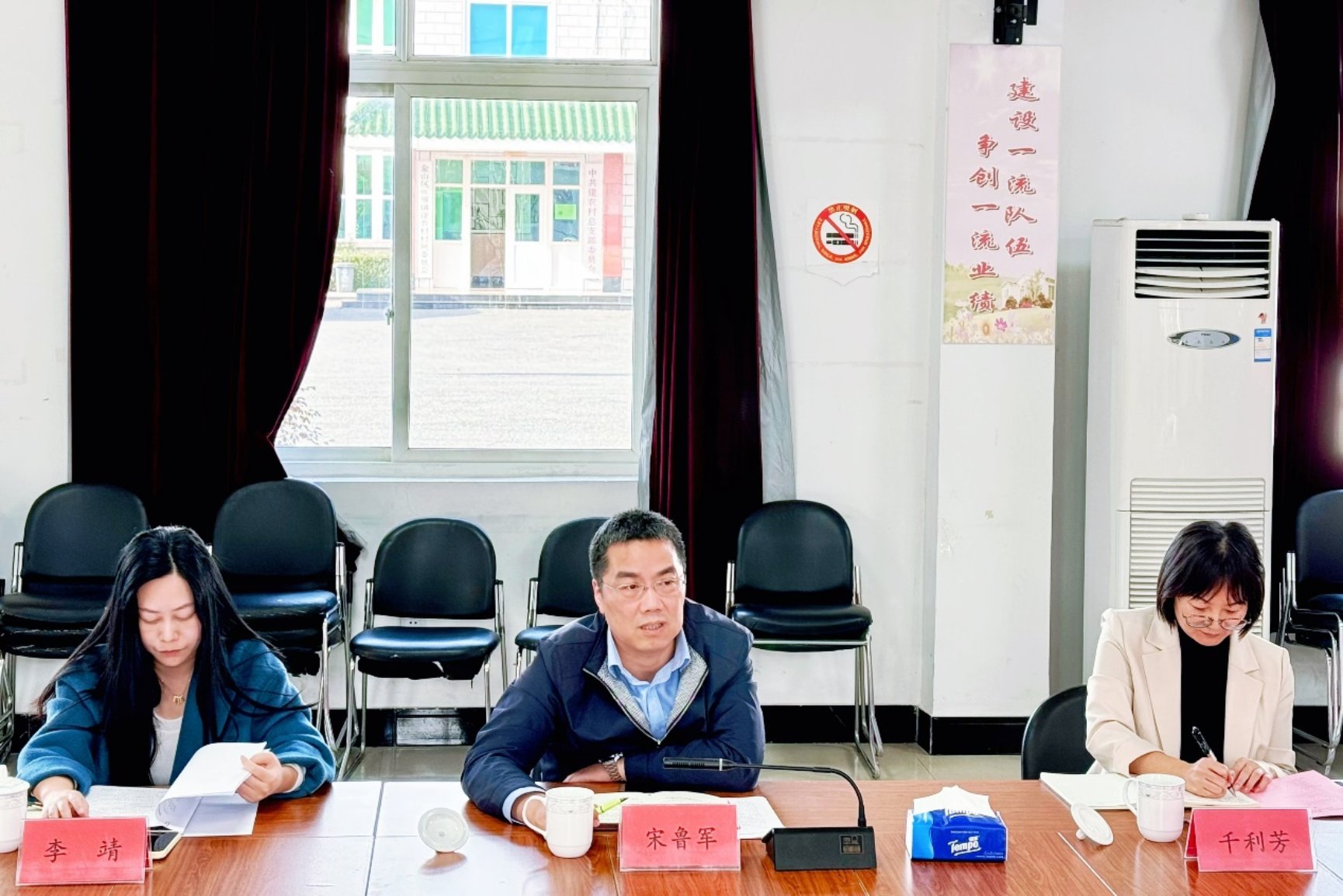 图为张堰镇党委书记宋鲁军讲话