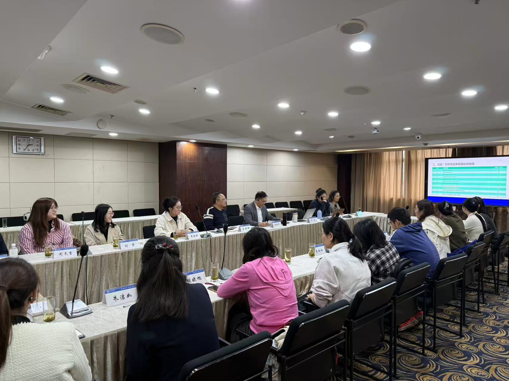 学校举办青年博士教师科研座谈会