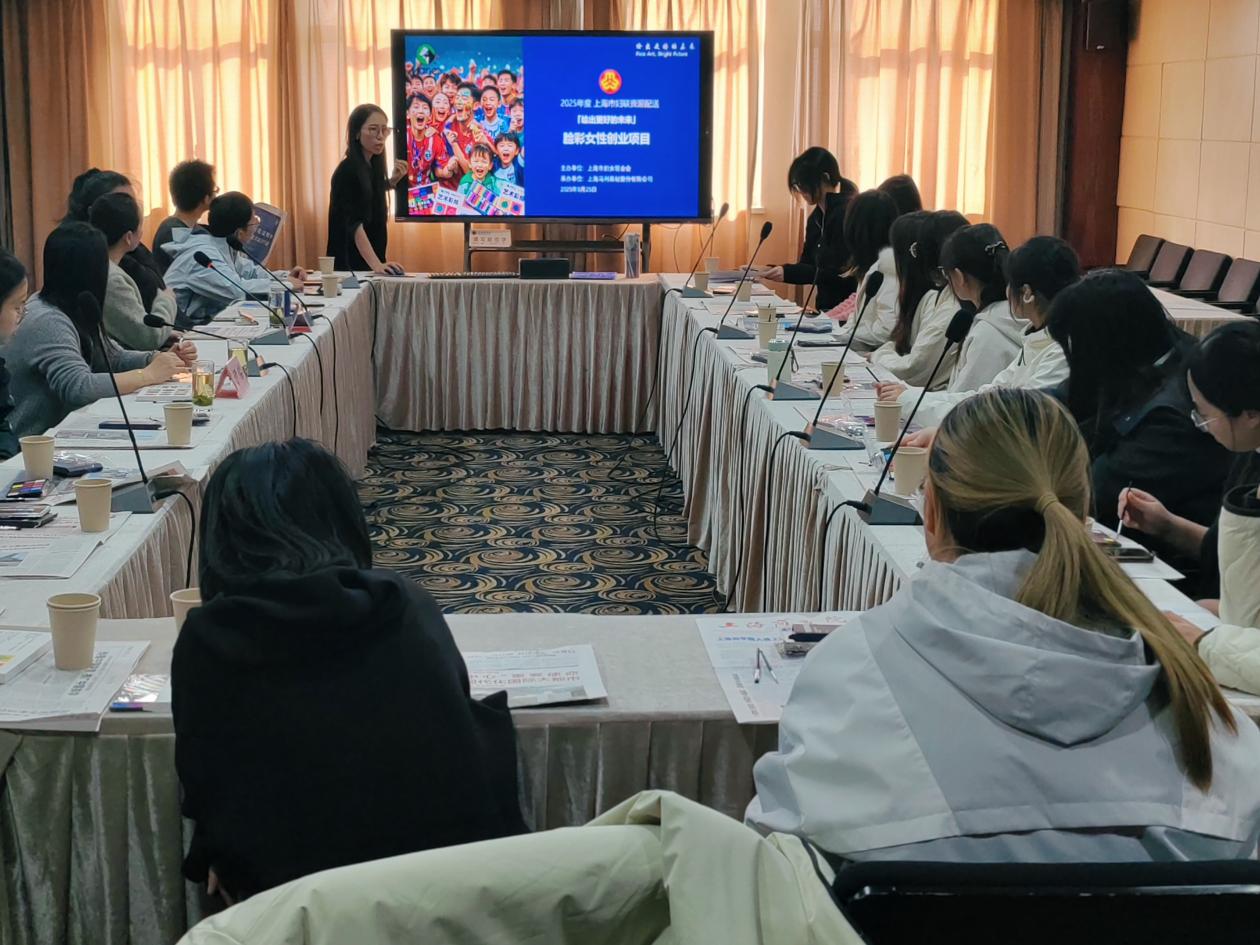 图为“绘出更好的未来”脸彩艺术体验活动