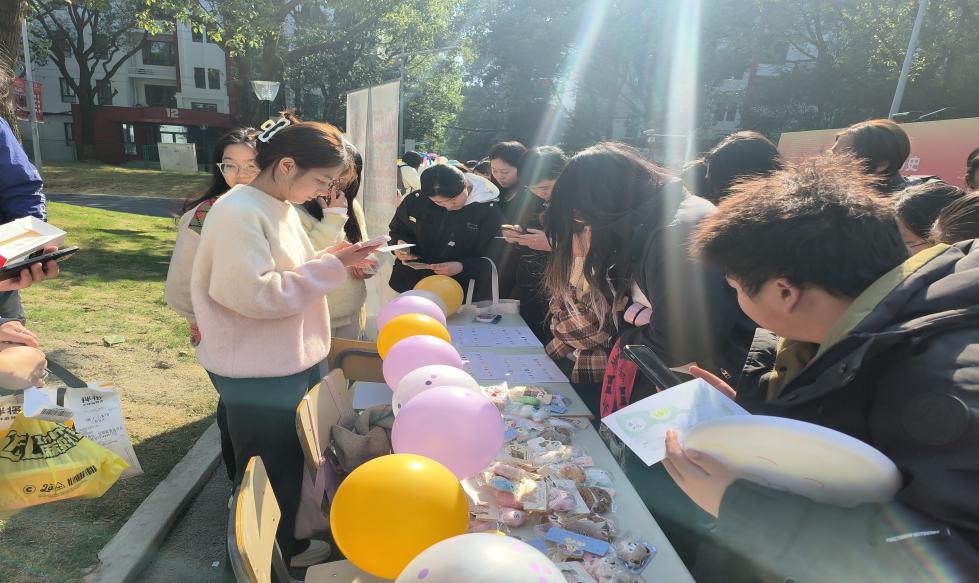 图为emoji猜词摊位