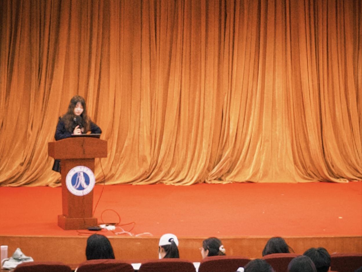 图为郭玉婷同学进行学习经验分享