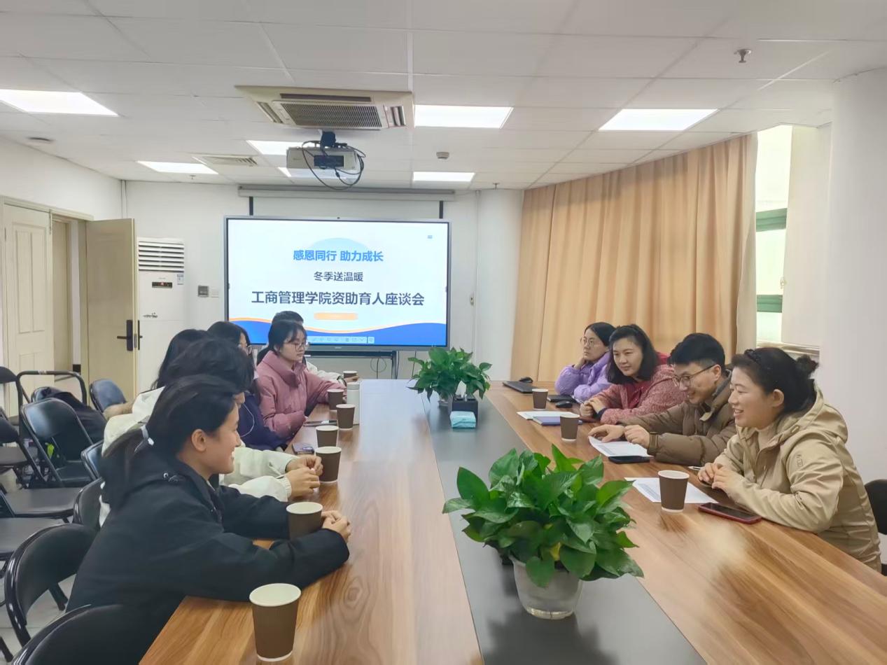 图1为学院领导和同学们亲切交流