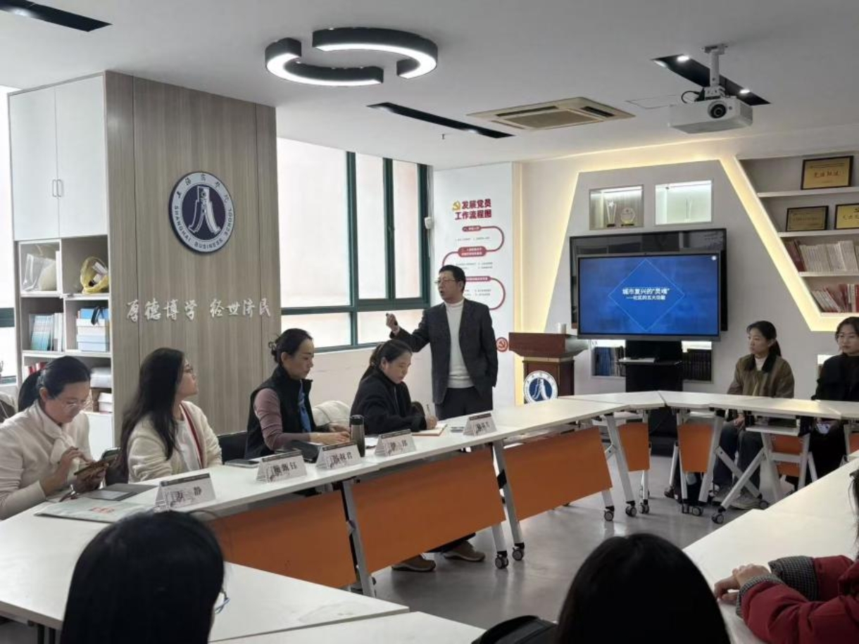 图为冯叔君讲解场景