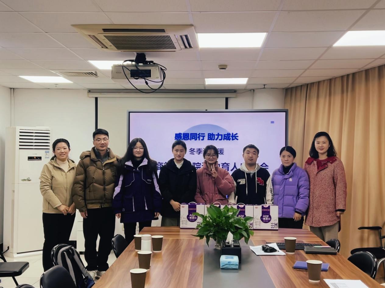 图2为与会师生合影留念