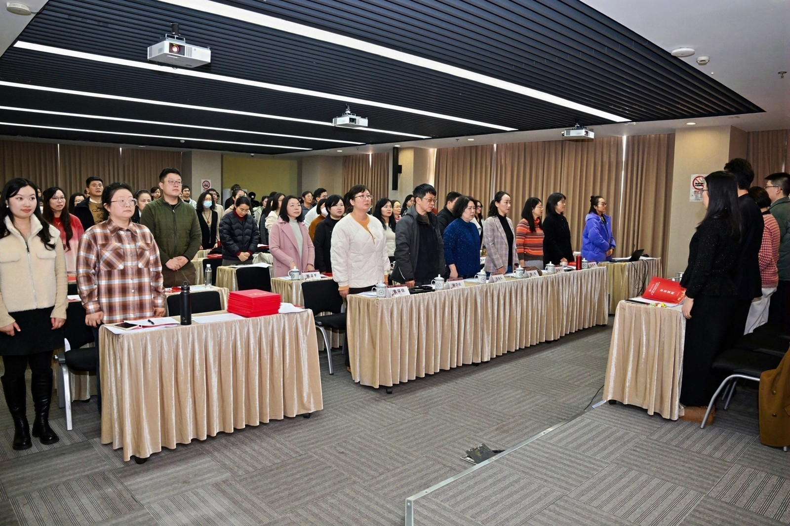 图为会议现场奏唱国歌