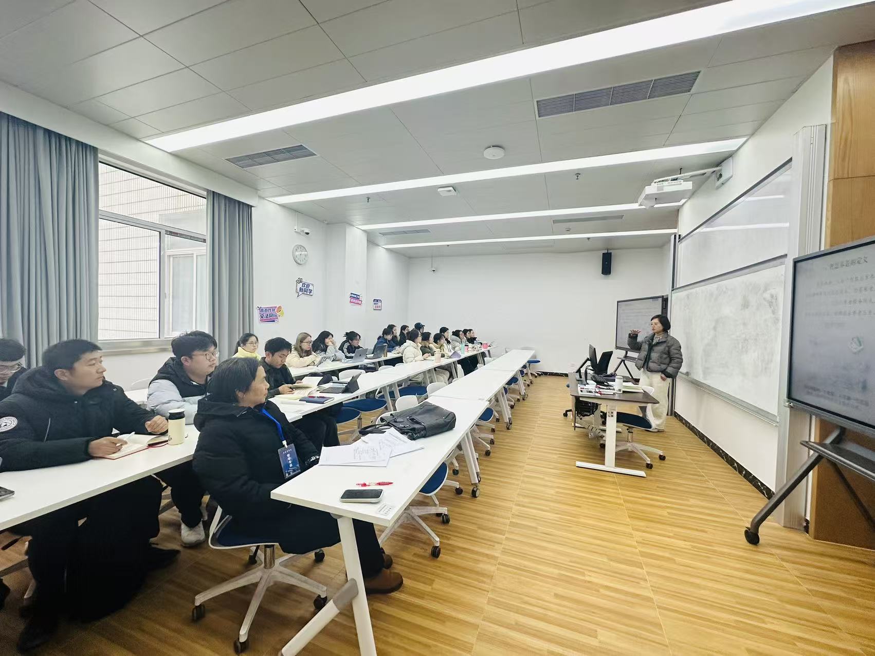 图为研究生教学督导听课巡课