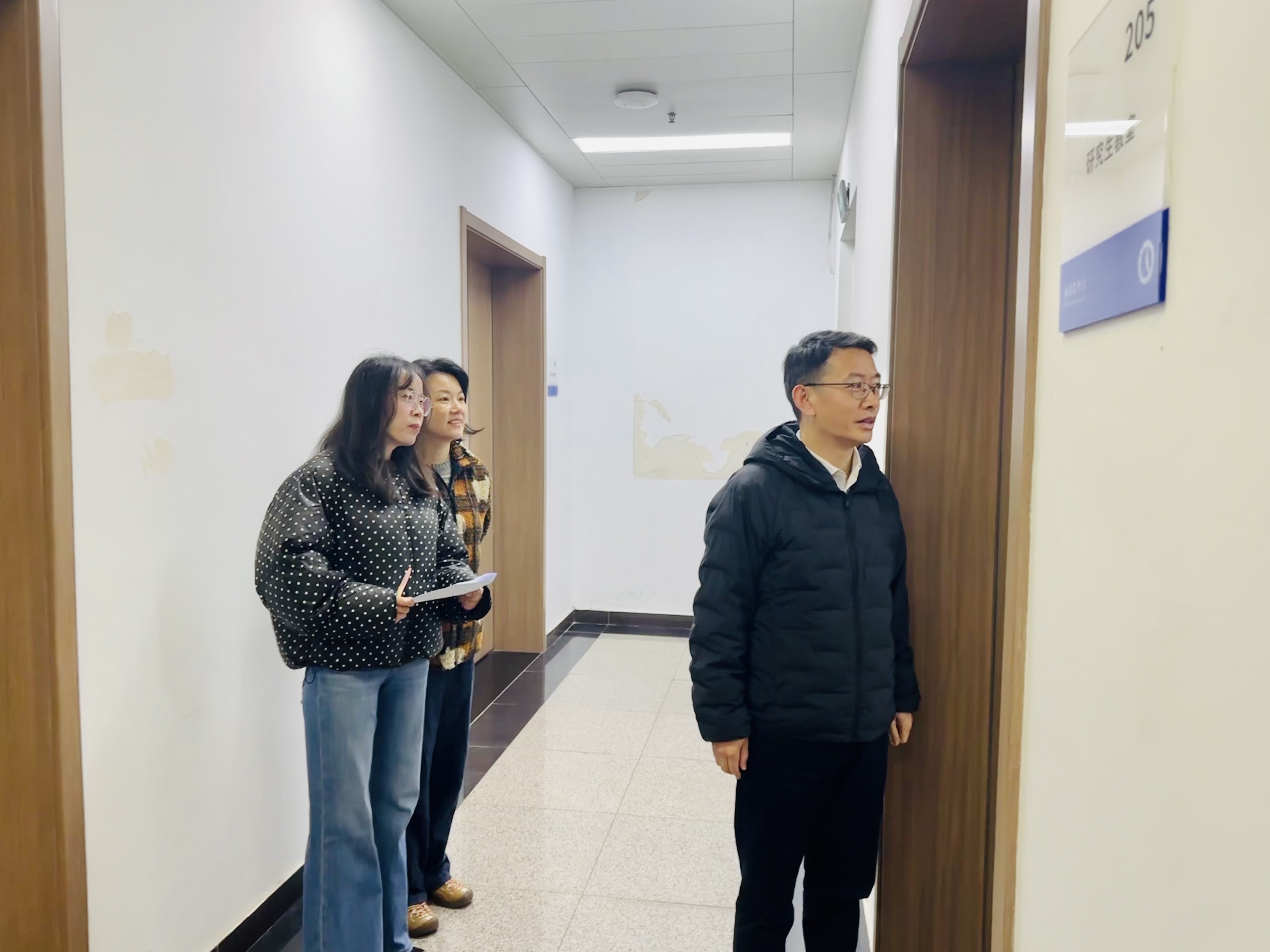 图为研究生处巡课