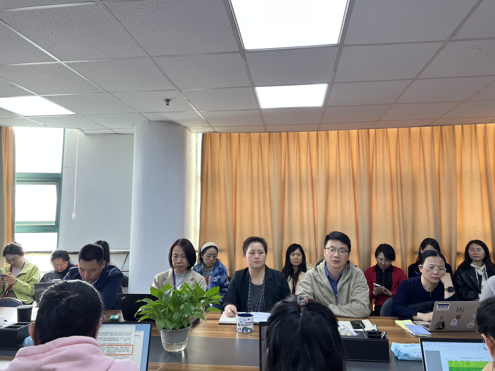 图为朱燕总结讲话