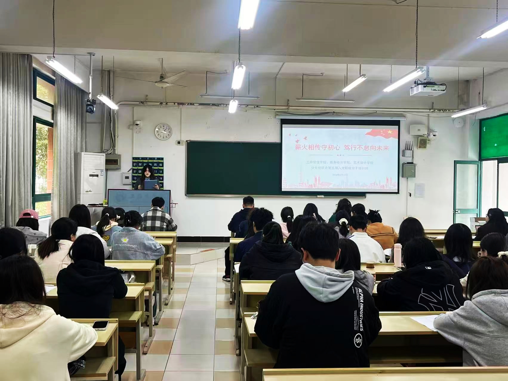 孙明钰发言照片.jpg