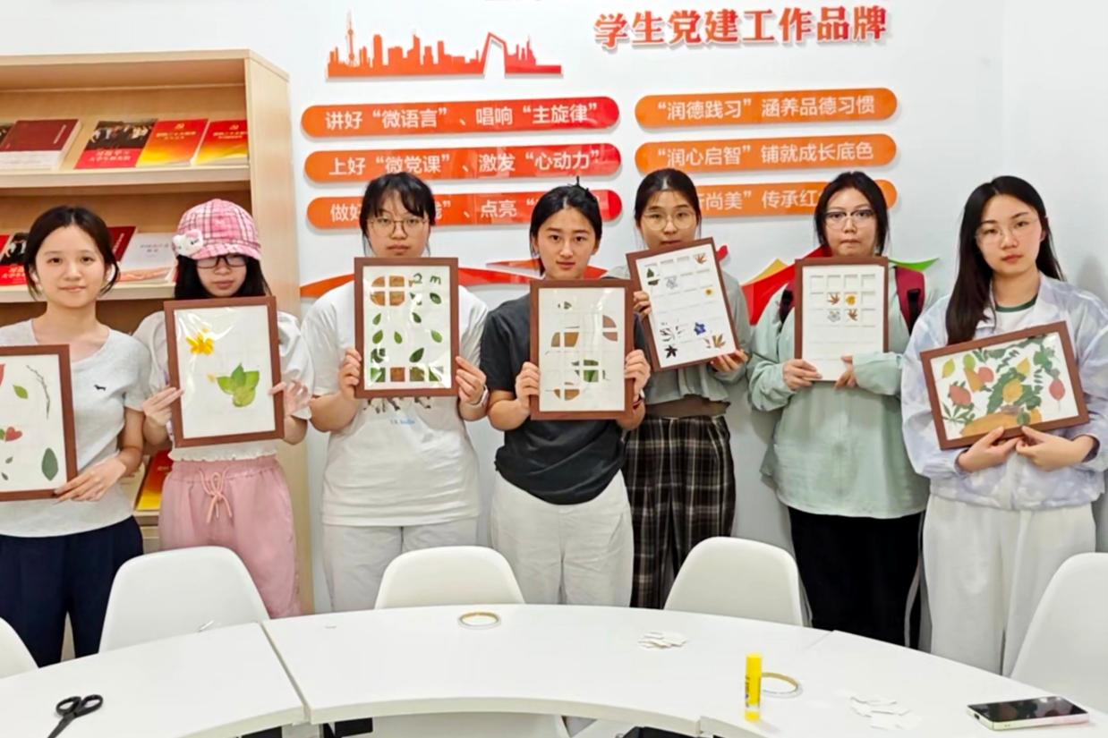 图4为活动成员合照
