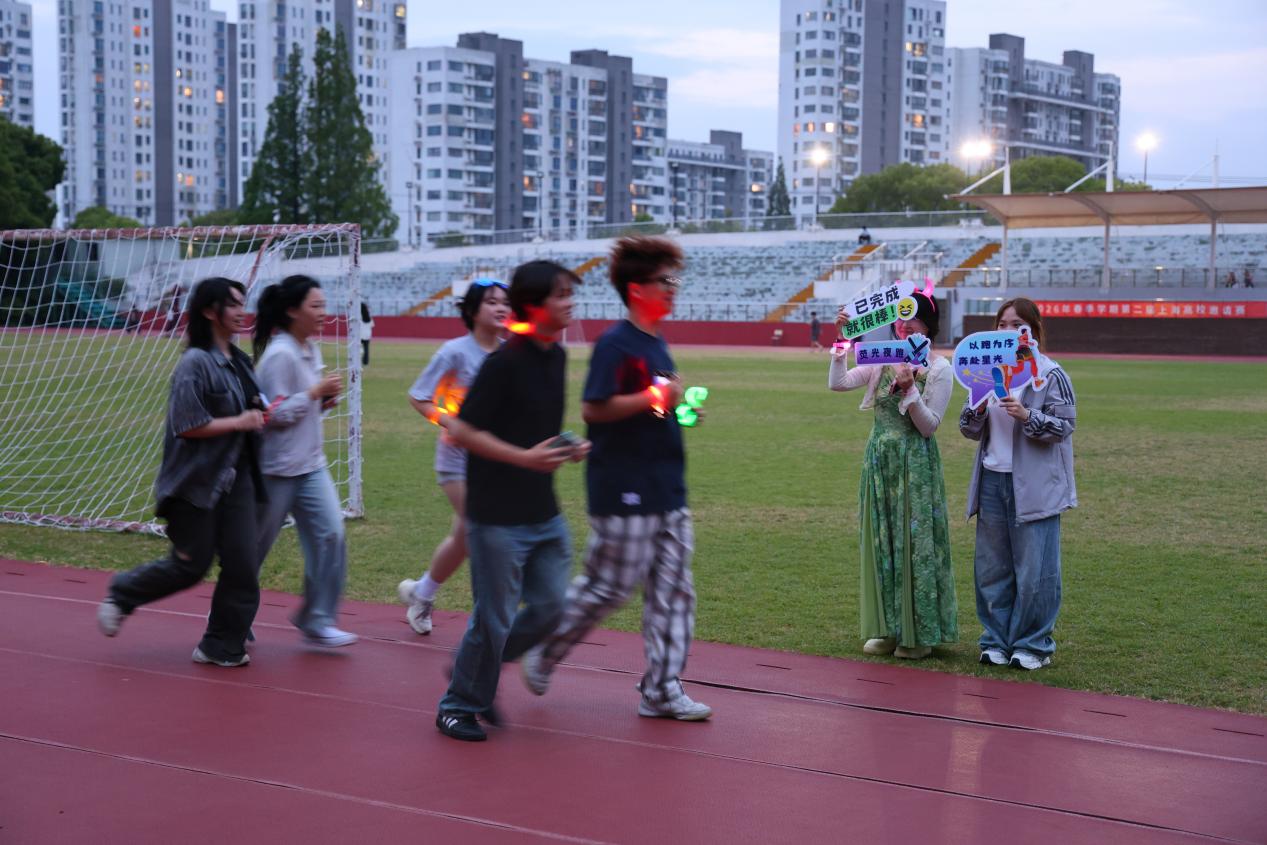图4-5为同学们夜跑现场