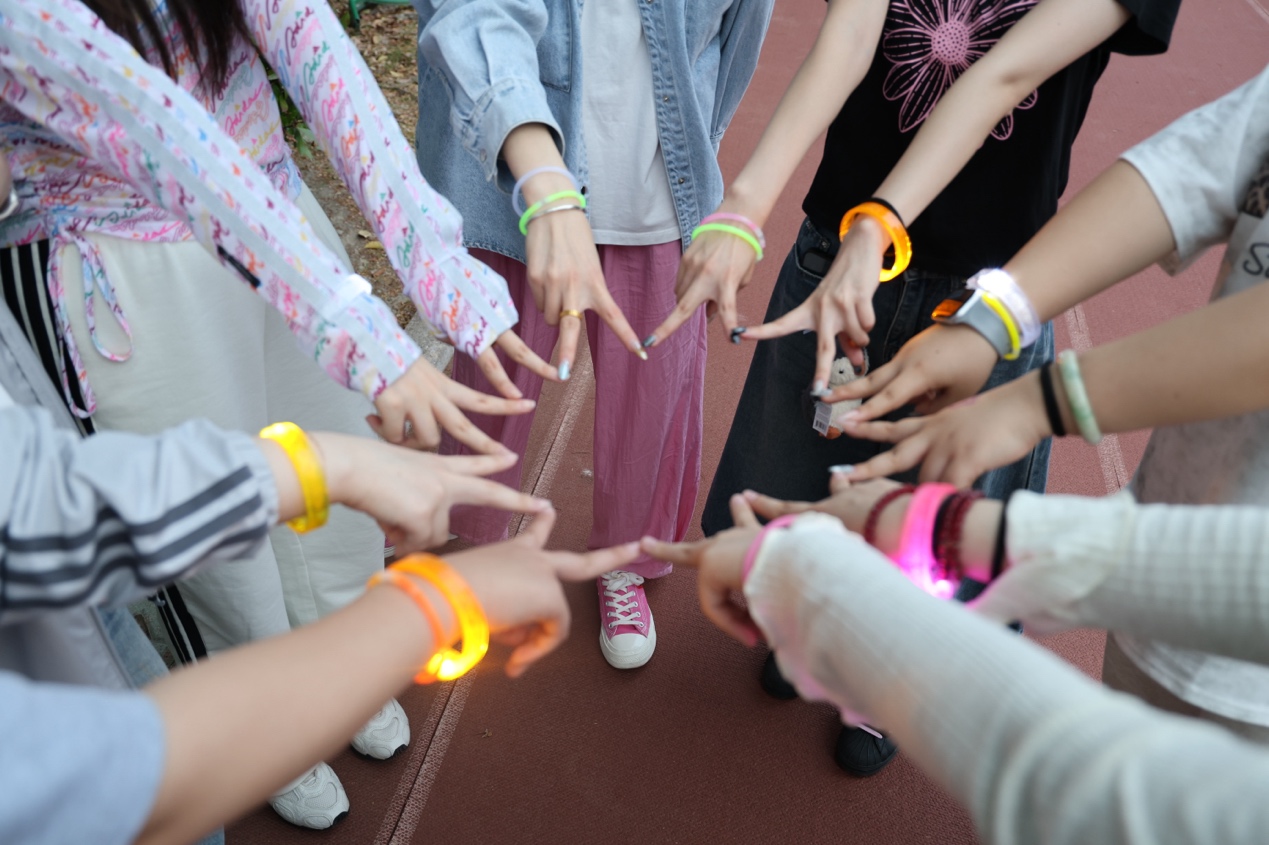 图3为同学们佩戴荧光装备集结