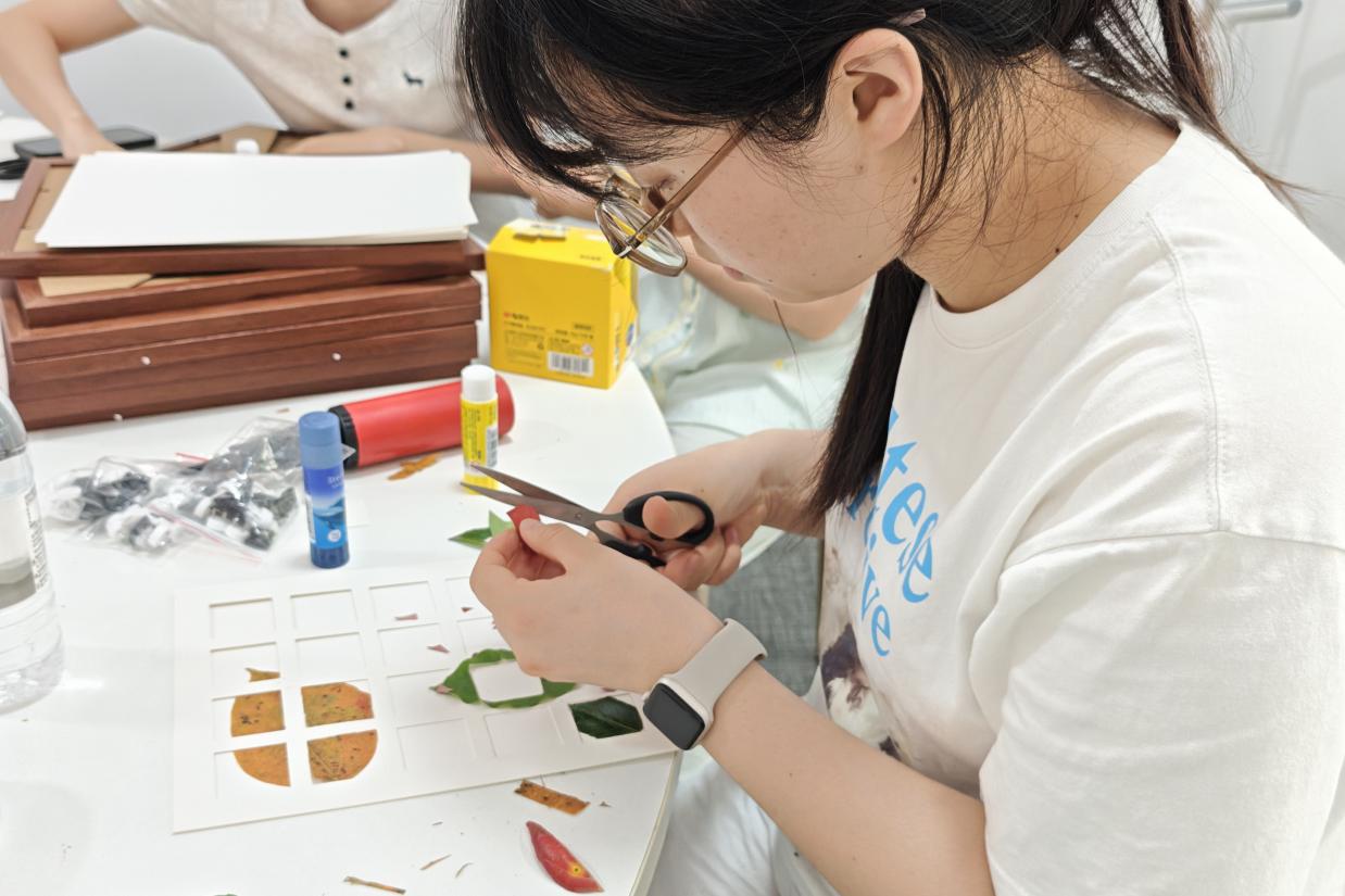 图2为同学们认真制作相框
