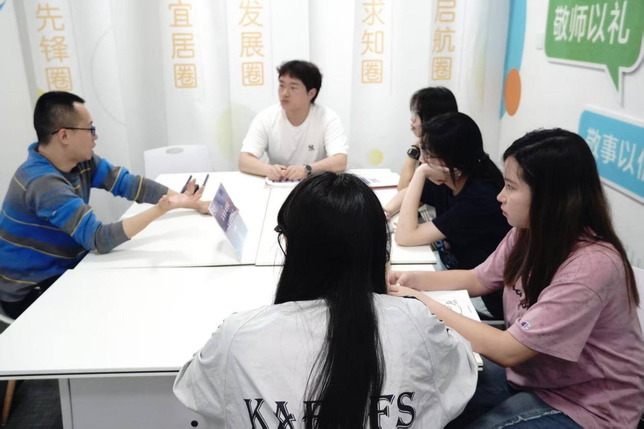 图3为同学们现场踊跃提问