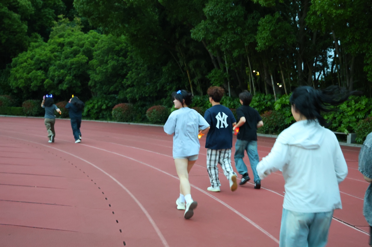 图4-5为同学们夜跑现场