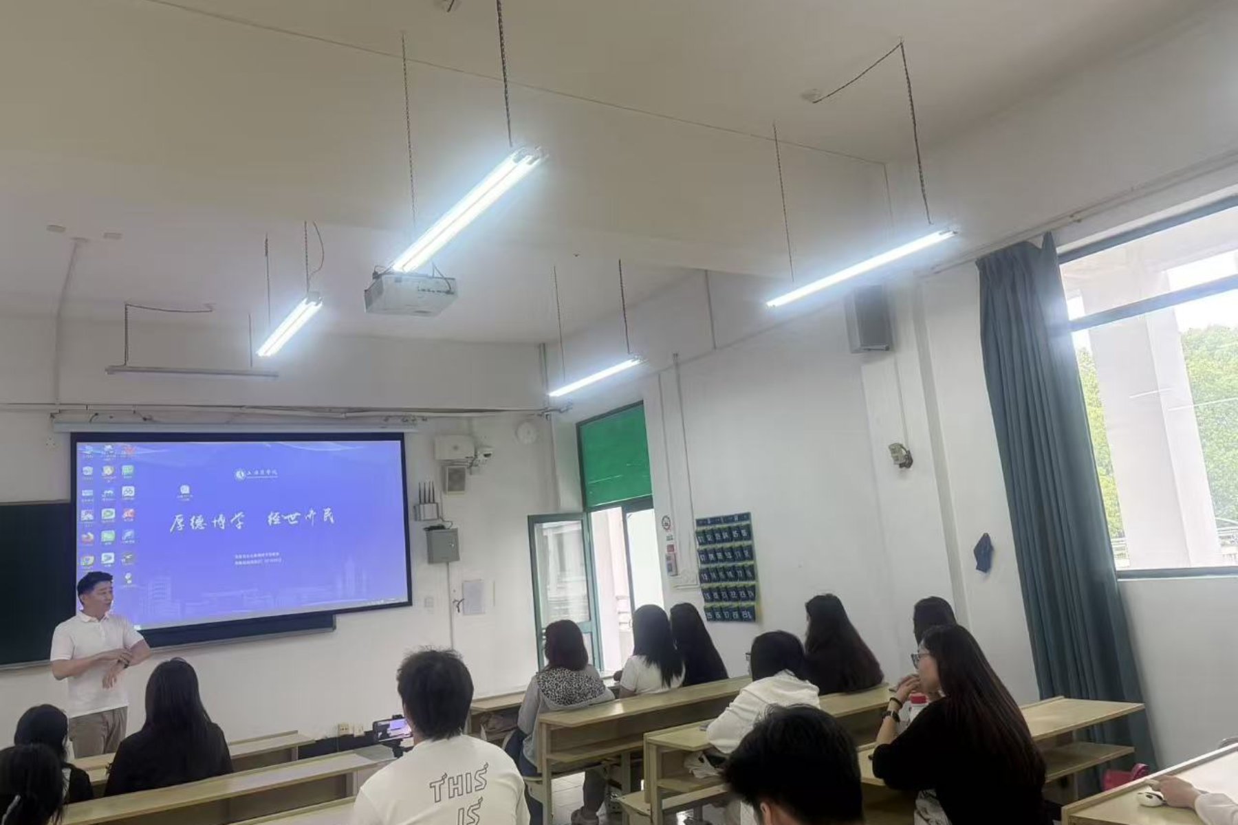 图1为宣讲会现场