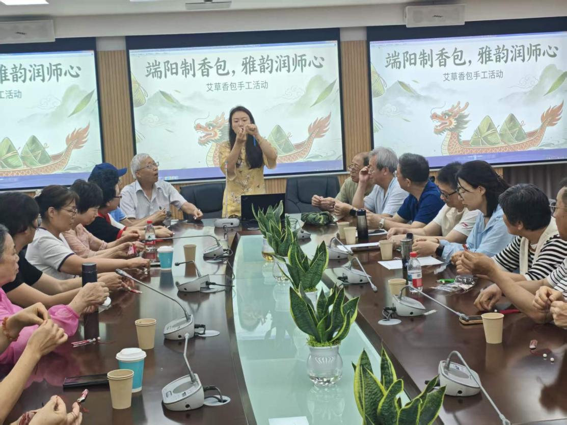 邀请40名退休职工欢聚一堂，指尖纳福、共迎佳节