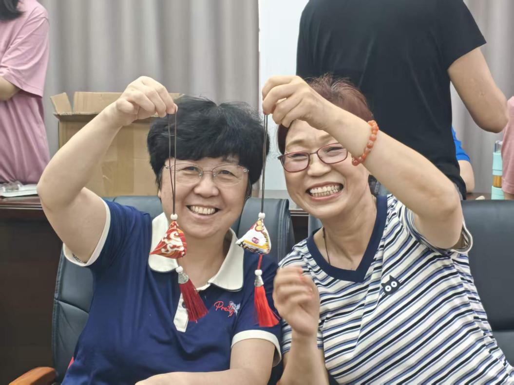 老同志们笑意盎然，真切感受传统手工艺的文化底蕴，尽享节日乐趣
