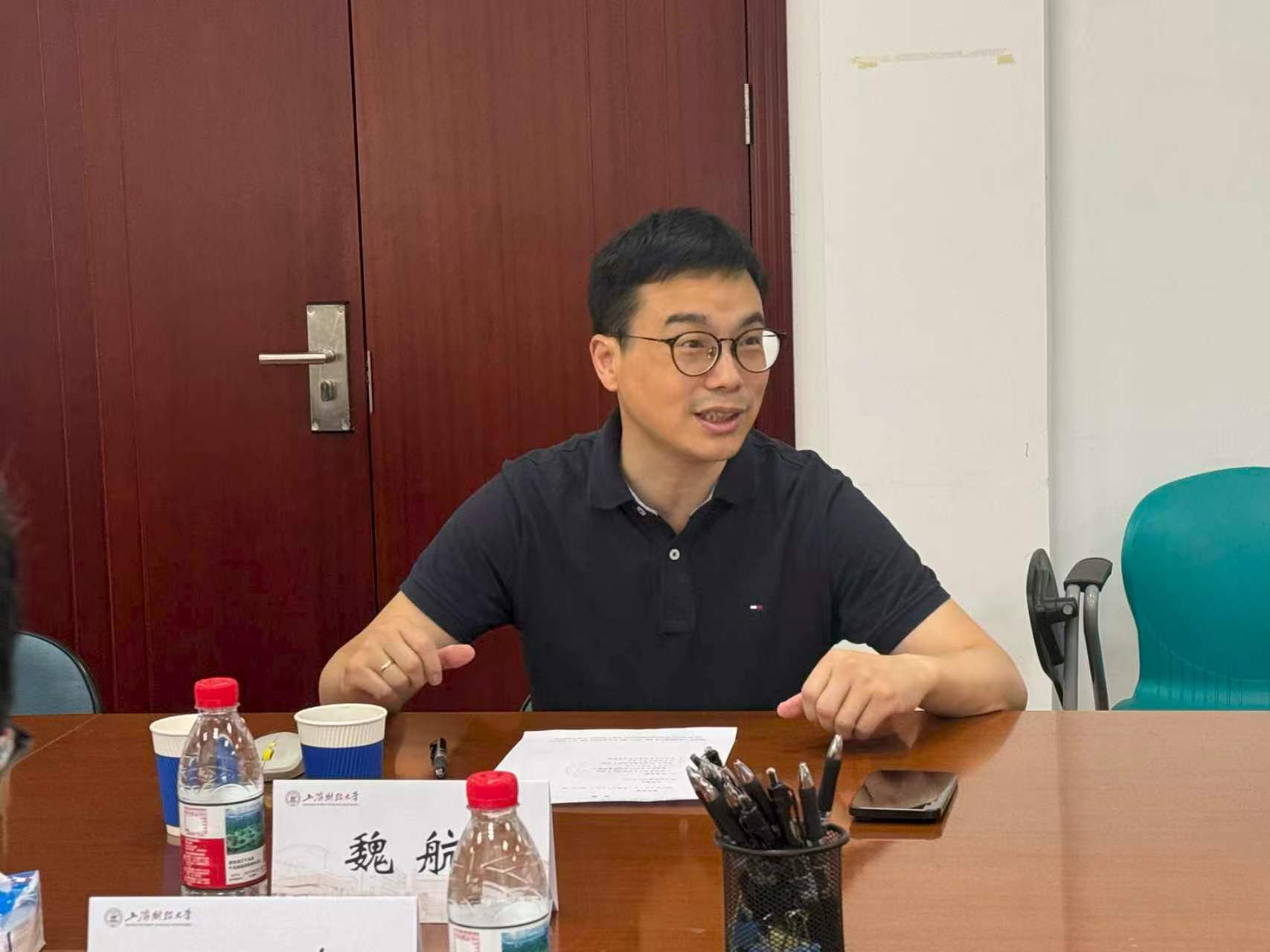 图为魏航院长介绍办学经验