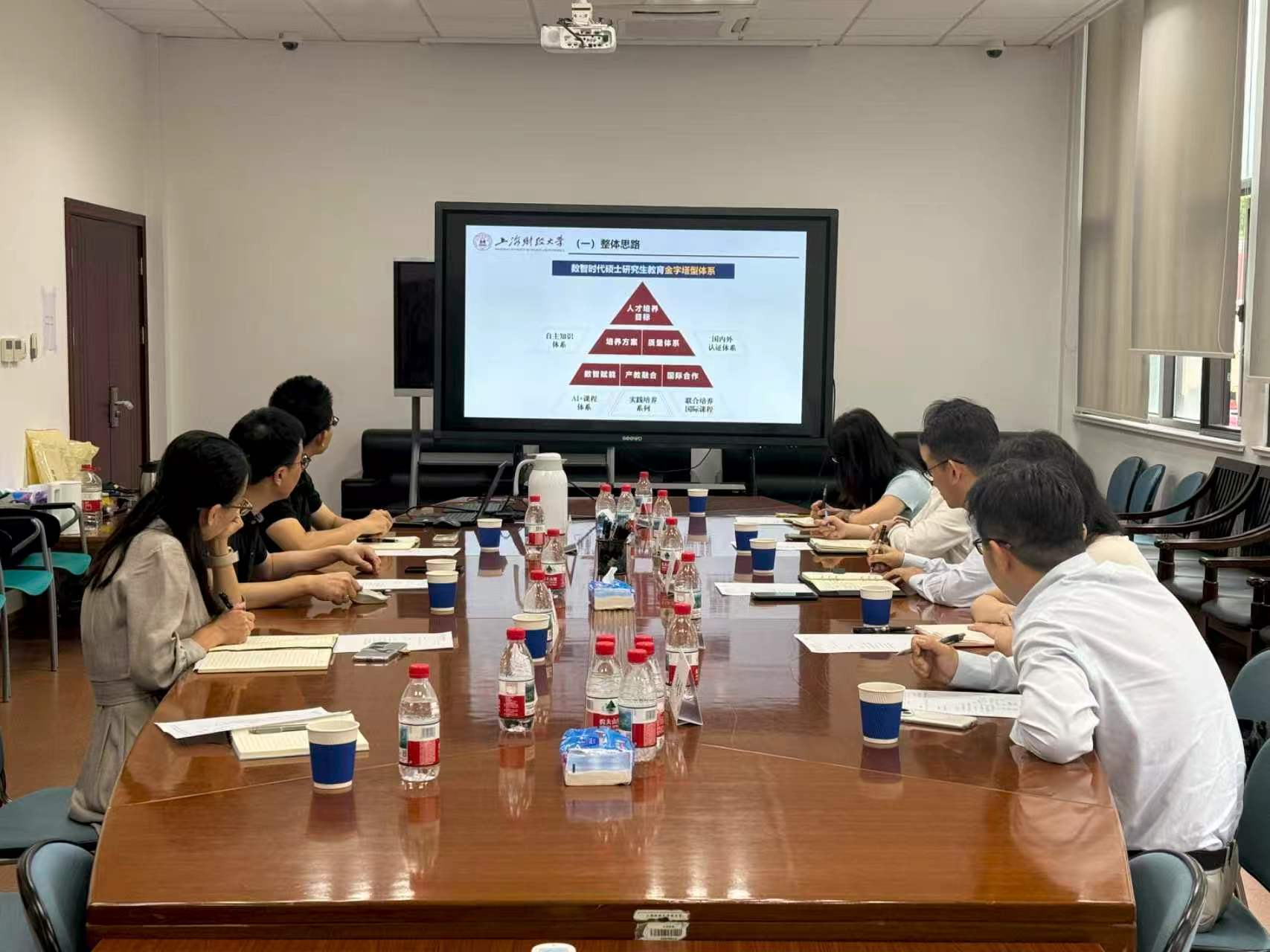 图为座谈交流现场