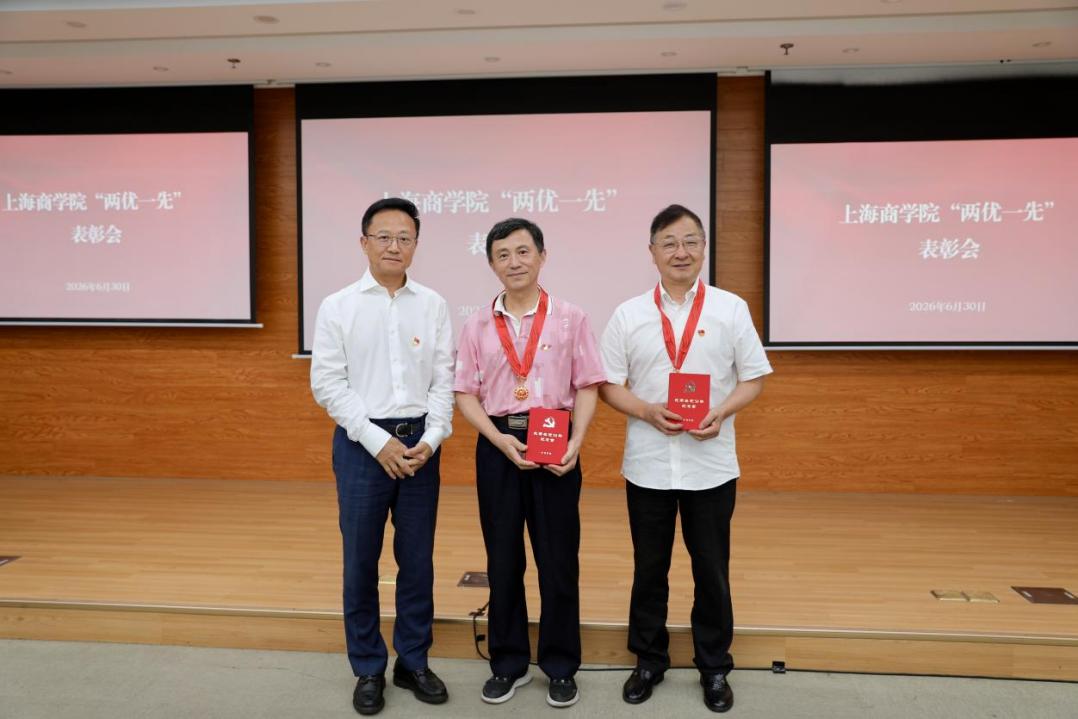 图为校党委书记沈大明为老党员代表颁发“光荣在党50年”纪念章
