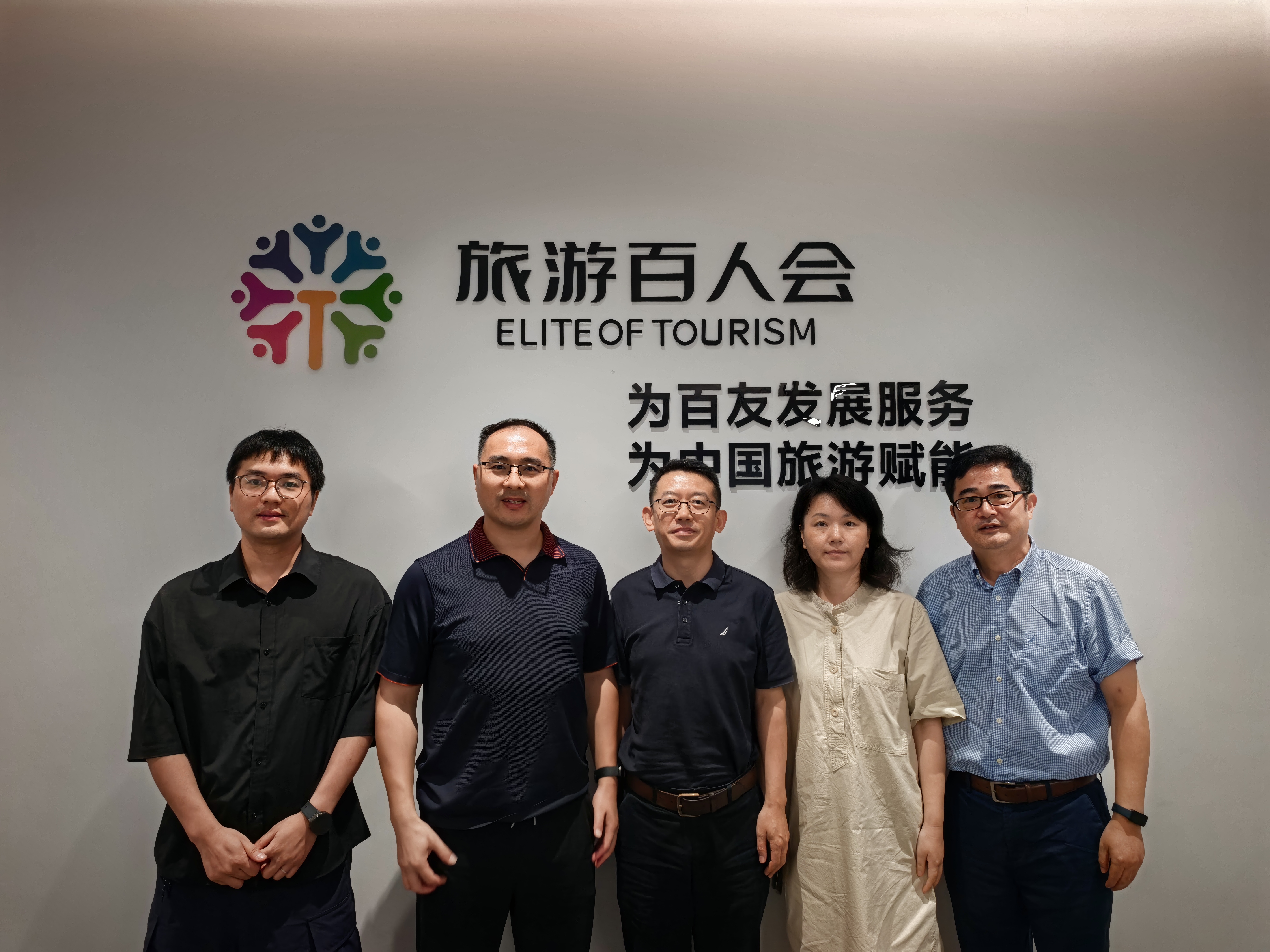 图为校企双方及MTA毕业生合影